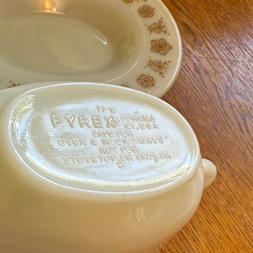 1970’s Pyrex Butterfly Gold Gravy Boat and Under plate - Picture 4 of 8